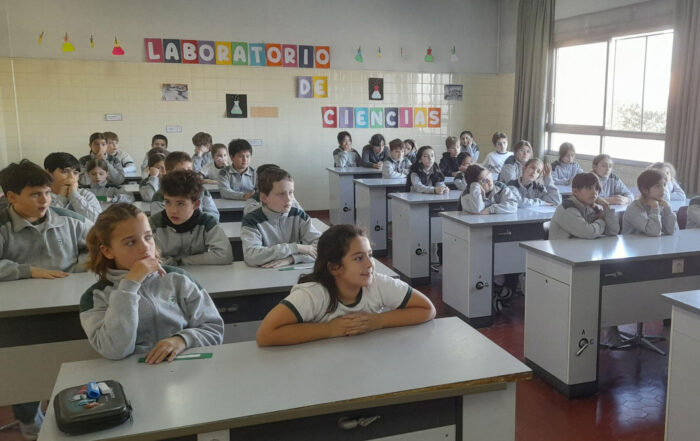 Semana MINT. Alumnos de primaria en aula de ciencias.