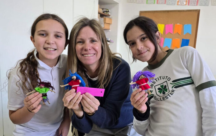 Docente y alumnos del Instituto Ballester con muñecos Quitapenas para Venezuela.