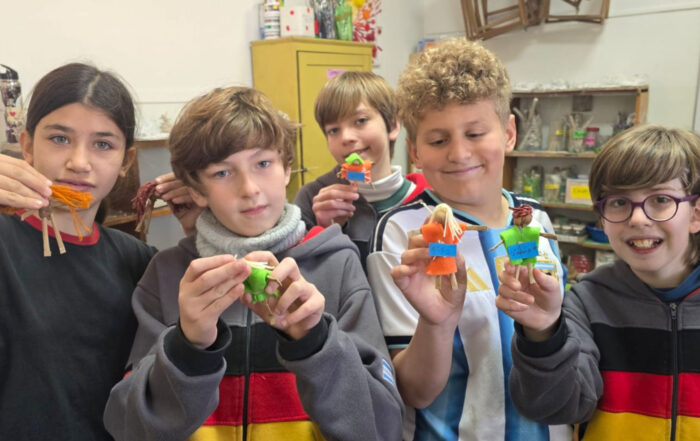 Alumnos del colegio en Venezuela con los muñecos quitapenas.