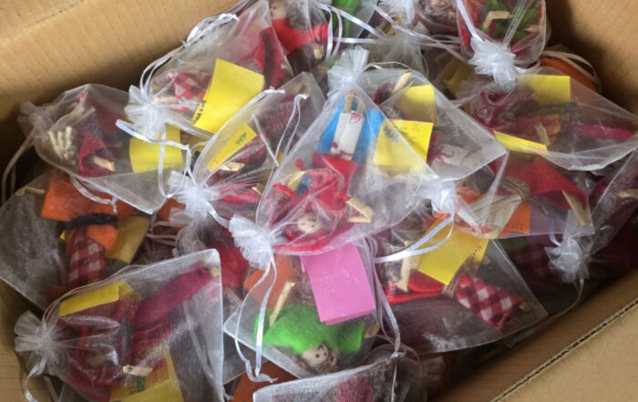 Caja con Muñecos Quitapenas para enviar a Venezuela